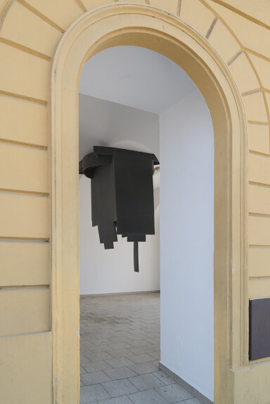 Josef Mladějovský, Kompozice, průchod nárožního domu na ulici Dornych a Křenová